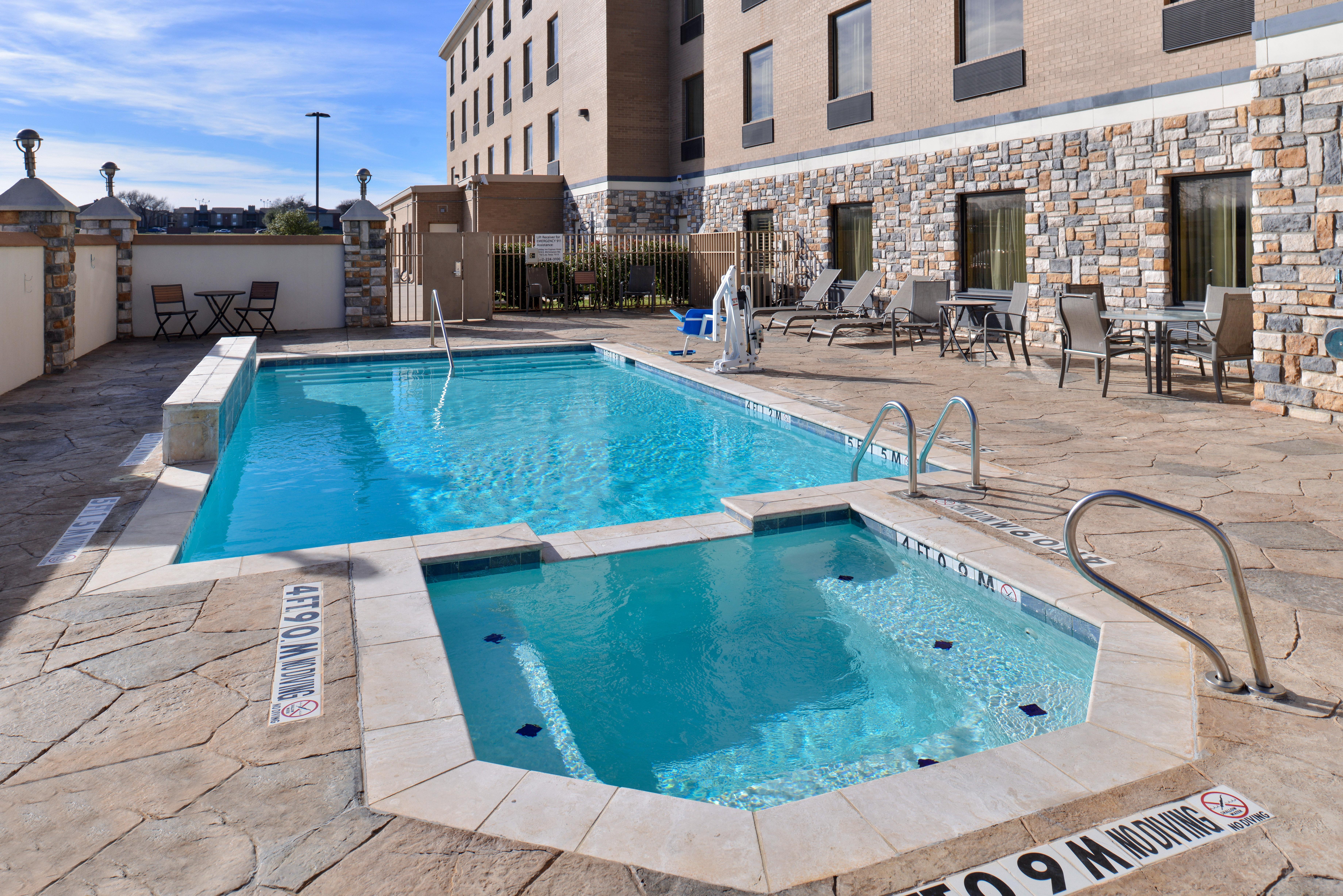 Holiday Inn Express Hotel & Suites Dallas South - Desoto By Ihg Exterior foto